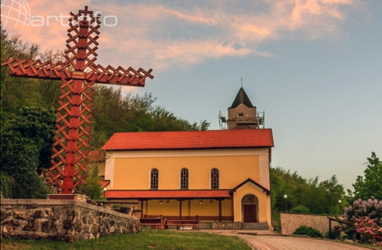 uzdol crkva i kriz