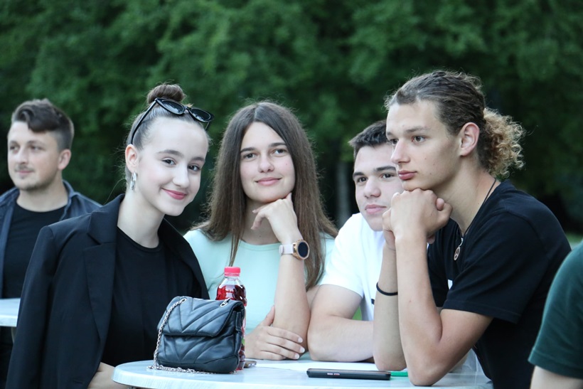 9d5a399a-0934-45f2-9352-730a7be68207.jpg