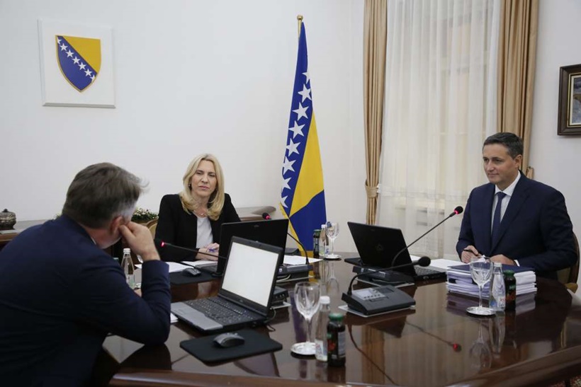 l_aba1f62d02605528d695cdce4a90a377.jpg