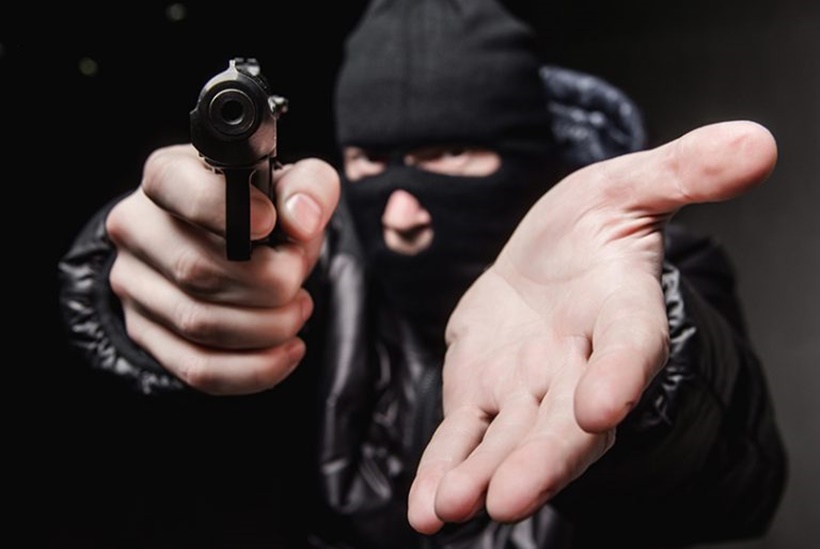 pistolj-pljacka-lopov-768x514-1.jpg