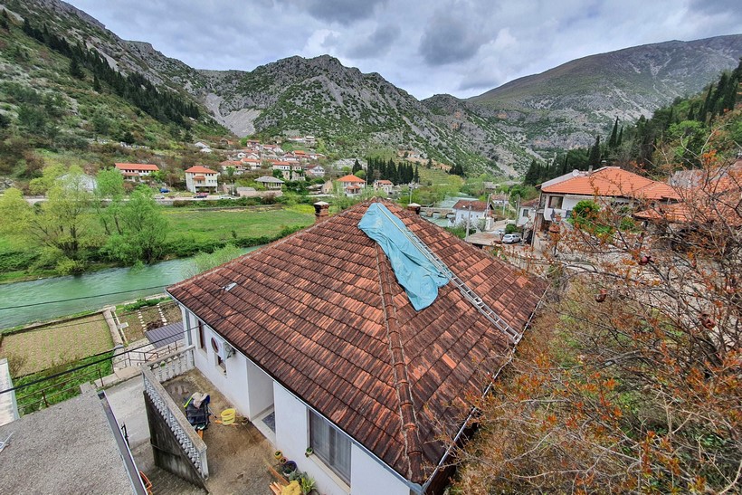 potres stolac fena kuca