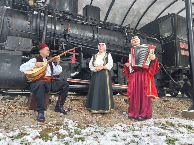 thumbnail_KAD_MAŠINA_KROZ_TRAVNIK_MARŠIRA.jpg
