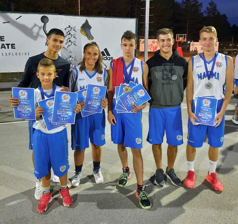 12edd199-e1f6-4575-b730-f7eb8775339c.jpg
