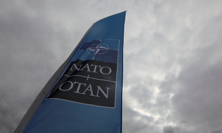 NATO_zastava_u__Bruxellesu_RSE.jpg