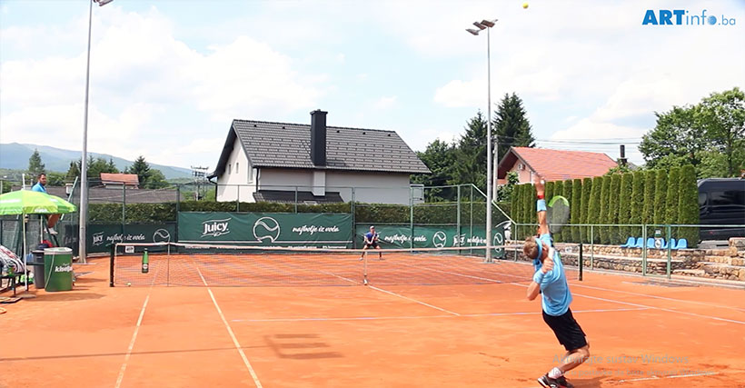 servis tenis skrin