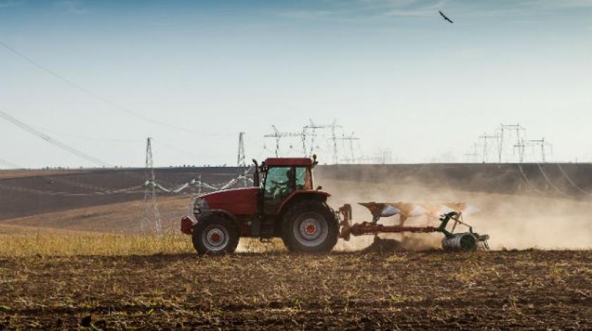 shutterstock 114380902 traktor polje psenica
