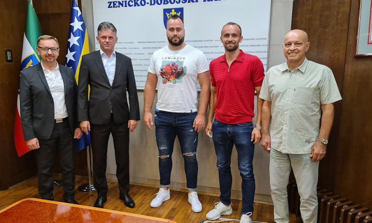 tuka-pezer-1.jpg