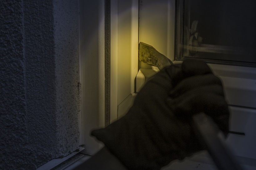 burglar-1678883_1280.jpg