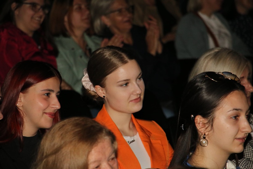 c38270db-d5d8-4025-9571-b6c3d836237a.jpg