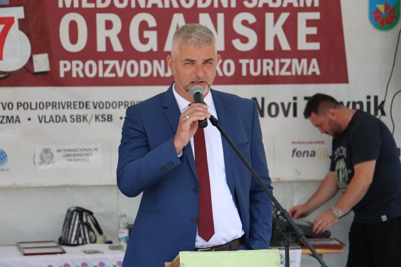 c4da2011-78da-46b5-8279-64c31c654914.jpg