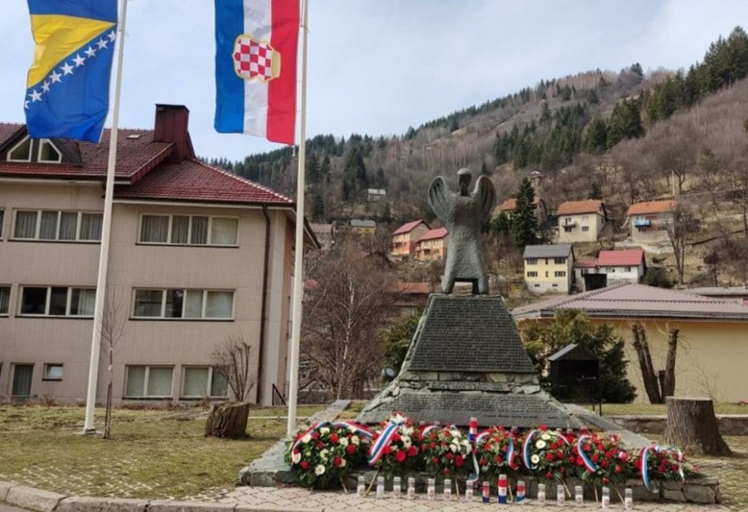 skinute-zastave-sa-spomenika-hvo-a-u-varesu.jpg