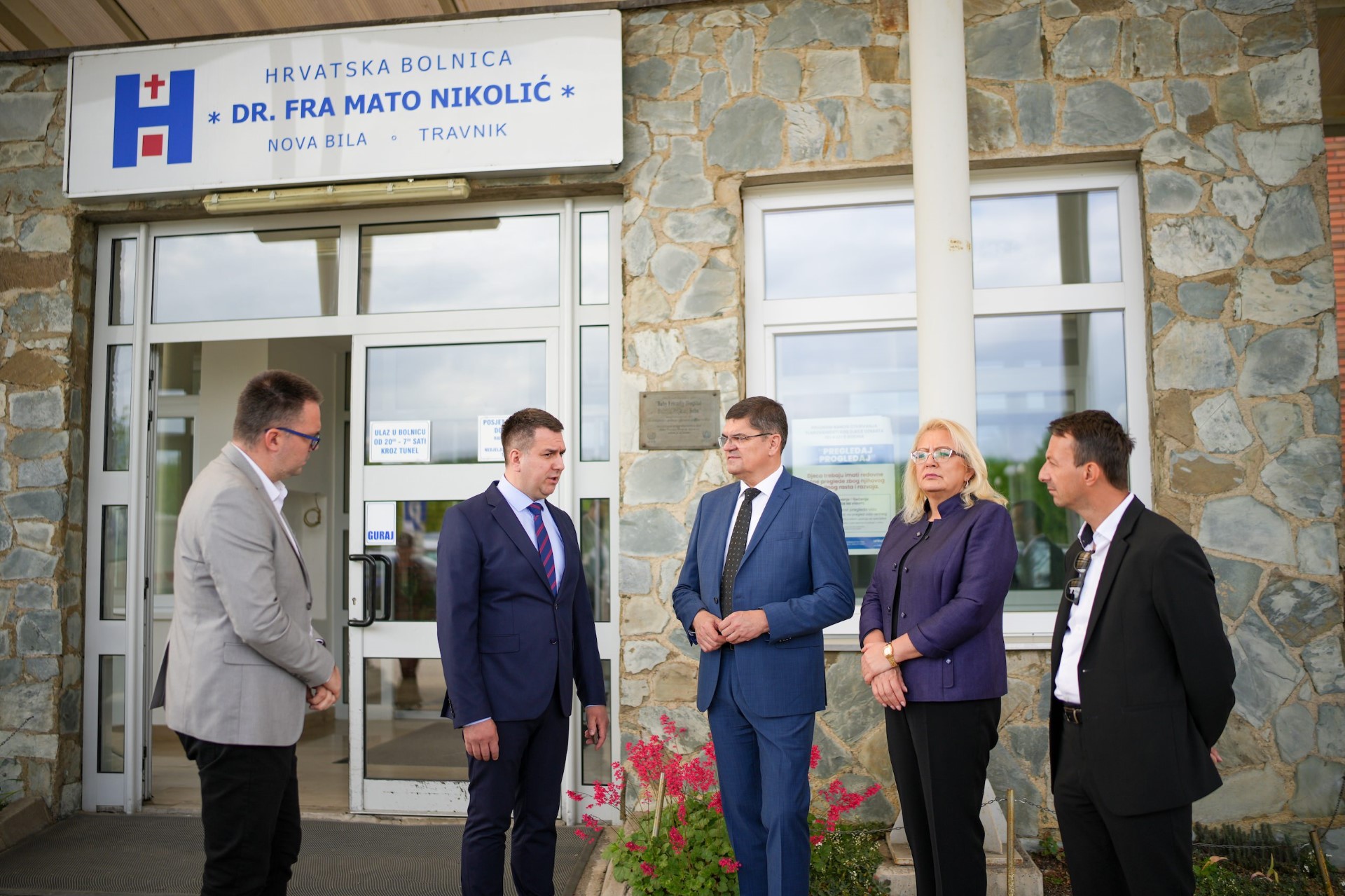 thumbnailBradara_i_Nedic_u_posjeti_Hrvatskoj_bolnici_dr_fra_Mato_Nikolic_Nova_Bila.jpg