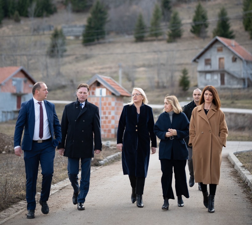 thumbnail_Ministri_i_predsjednica_FBiH_u_Dobreticima-_Fokus_na_prometnoj_infrastrukturi_razvoju_turizma_i_poljoprivrede-5.jpg